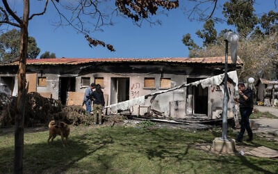A picture taken on February 14, 2024 in Kibbutz Nirim in southern Israel bordering the Gaza Strip, shows people checking a damaged house following the deadly October 7 attack by Hamas terrorists (Menahem Kahana / AFP) A picture taken on February 14, 2024 in Kibbutz Nirim in southern Israel bordering the Gaza Strip, shows people checking a damaged house following the deadly October 7 attack by Hamas terrorists (Menahem Kahana / AFP)