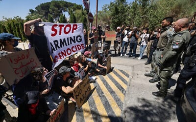 Border Police officers stand guard during an anti-war sit in organized by Israeli left-wing activists, in front of the British Consulate General in Jerusalem on August 16, 2024. (Ahmad Gharabli/AFP)