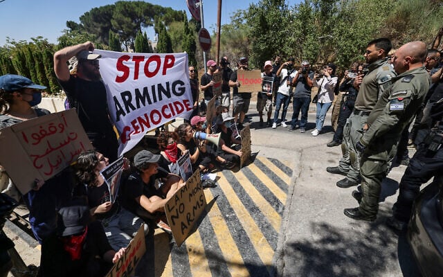 Border Police officers stand guard during an anti-war sit in organized by Israeli left-wing activists, in front of the British Consulate General in Jerusalem on August 16, 2024. (Ahmad Gharabli/AFP)