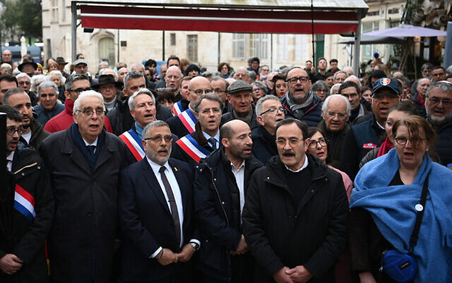 Demonstrators sing the French national anthem as they take part in a gathering in support of Arié Engelberg, the rabbi of Orléans, on March 25, 2025, after he was attacked. (JEAN-FRANCOIS MONIER / AFP) Demonstrators sing the French national anthem as they take part in a gathering in support of Arié Engelberg, the rabbi of Orléans, on March 25, 2025, after he was attacked. (JEAN-FRANCOIS MONIER / AFP)