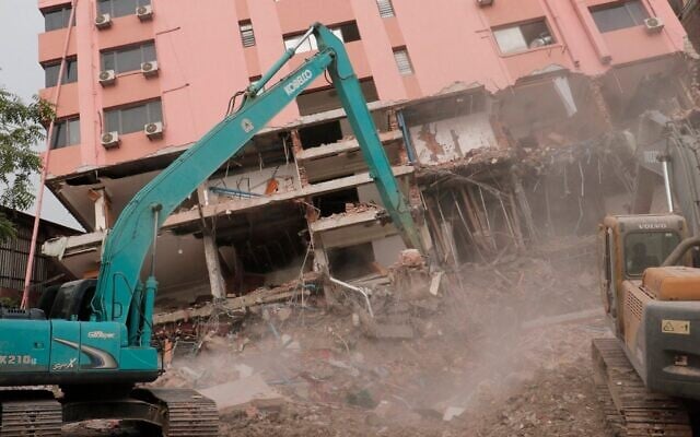 Heavy construction equipment is used to clear rubble at the site of a collapsed building in Mandalay, Myanmar, on April 5, 2025, following the March 28 earthquake. (Zaw Htun / AFP) Heavy construction equipment is used to clear rubble at the site of a collapsed building in Mandalay, Myanmar, on April 5, 2025, following the March 28 earthquake. (Zaw Htun / AFP)