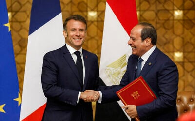 Egyptian President Abdel-Fatteh el-Sissi (R) and French President Emmanuel Macron (L) shake hands and sign bilateral agreements during meeting at the Presidential Palace in Cairo, Egypt, on April 7, 2025. (Ludovic Marin/ AFP)