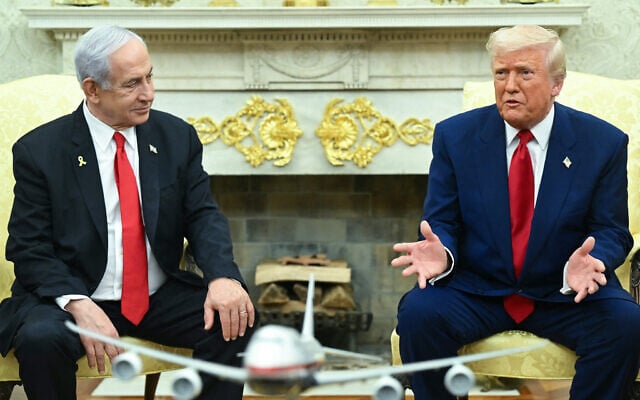 US President Donald Trump, right, meets with Prime Minister Benjamin Netanyahu in the Oval Office of the White House in Washington, DC, on April 7, 2025. (SAUL LOEB / AFP) US President Donald Trump, right, meets with Prime Minister Benjamin Netanyahu in the Oval Office of the White House in Washington, DC, on April 7, 2025. (SAUL LOEB / AFP)