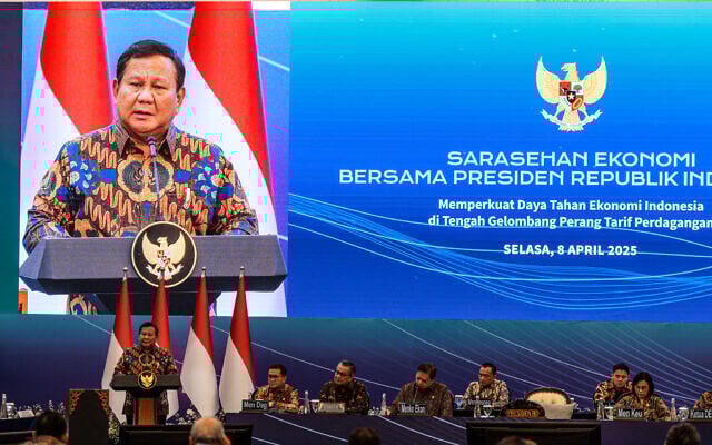 Indonesia's President Prabowo Subianto (L) speaks during an economic event titled "Strengthening Indonesia's Economic Resilience Amid the Wave of Trade Tariff Wars" in Jakarta on April 8, 2025. (Yasuyoshi CHIBA / AFP) Indonesia's President Prabowo Subianto (L) speaks during an economic event titled "Strengthening Indonesia's Economic Resilience Amid the Wave of Trade Tariff Wars" in Jakarta on April 8, 2025. (Yasuyoshi CHIBA / AFP)