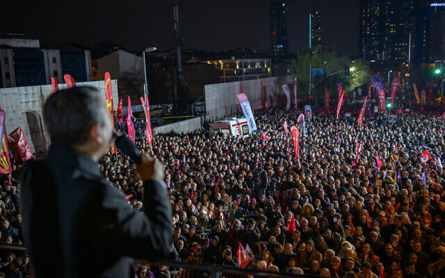 Leader of Turkey's main opposition Republican People's Party (CHP) Ozgur Ozel addresses the audience during a rally in Istanbul, Turkey, on April 9, 2025. (Yasin AKGUL / AFP)