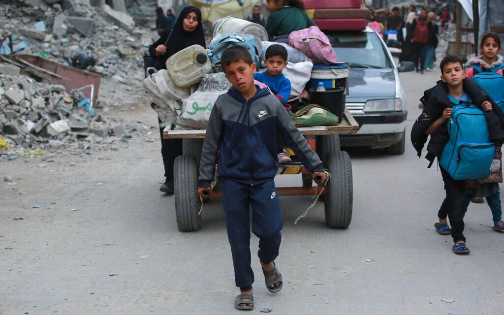 Palestinians ferry their belongings as they arrive in Gaza City to flee neighborhoods to the east of the city following Israeli evacuation orders on April 11, 2025. (Bashar TALEB / AFP)