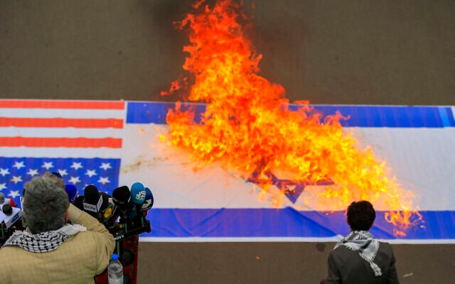 Demonstrators burn US and Israeli flags during a rally in solidarity with Palestinians in the Gaza Strip and in condemnation of US strikes, in Yemen's Huthi-controlled capital Sanaa on April 18, 2025 (Mohammed HUWAIS / AFP)