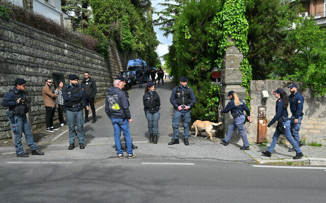 Italian police officers stand near the Omani embassy in Rome where a second round of nuclear talks between Iran and the United States will be held on April 19, 2025 (Andreas SOLARO / AFP)