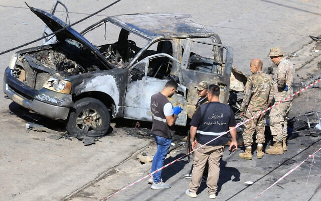 Lebanese army soldiers inspect a burnt-out vehicle in Braiqaa in south Lebanon's Nabatiyeh district, April 20, 2025. (Mahmoud ZAYYAT / AFP)