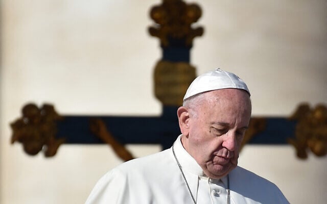 Pope Francis walks past a crucifix, during a weekly general audience at St Peter's square in Vatican on November 16, 2016. (ALBERTO PIZZOLI / AFP)