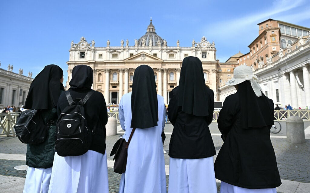 Nuns arrive to pray at St Peter's square following the death of Pope Francis in the Vatican on April 21, 2025.  (Photo by Alberto PIZZOLI / AFP)