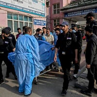Paramedics and police personnel carry an injured tourist at a hospital in Anantnag, south of Srinagar in Indian-administered Kashmir, April 22, 2025. (Tauseef MUSTAFA / AFP)