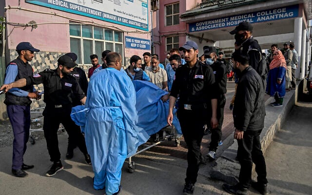 Paramedics and police personnel carry an injured tourist at a hospital in Anantnag, south of Srinagar in Indian-administered Kashmir, April 22, 2025. (Tauseef MUSTAFA / AFP)