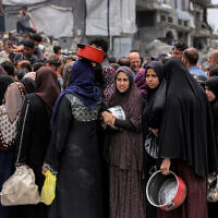 Women queue with pots to receive charity meals from a kitchen in Beit Lahiya in the northern Gaza Strip on April 24, 2025 (Bashar TALEB / AFP)