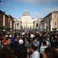 People gather along Via della Conciliazione street ahead of late Pope Francis's funeral ceremony, near the Vatican in Rome on April 26, 2025 (HENRY NICHOLLS / AFP)