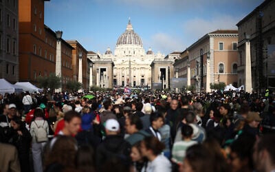 People gather along Via della Conciliazione street ahead of late Pope Francis's funeral ceremony, near the Vatican in Rome on April 26, 2025 (HENRY NICHOLLS / AFP)