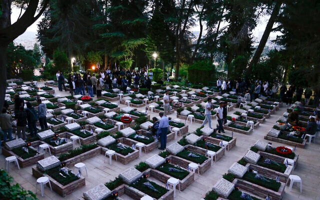 Israelis mourn at the graves of fallen soldiers, at the Mount Herzl military cemetery in Jerusalem on April 29, 2025.(Menahem Kahana / AFP)