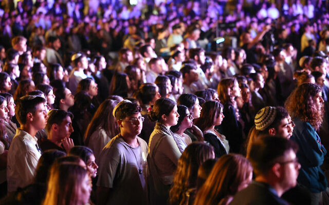 Israelis stand in silence on the eve of Memorial Day, in Netanya on April 29, 2025. (Jack GUEZ / AFP)