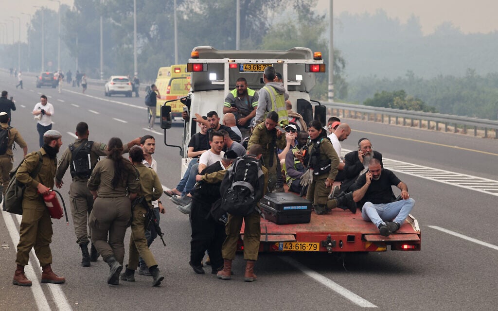 People are evacuated from a highway during a forest fire near the central Israeli town of Bet Shemesh on April 30, 2025. (Photo by Ahmad GHARABLI / AFP)