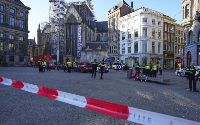 Police officers stand behind a cordoned off area after a stabbing near Dam Square in central Amsterdam, March 27, 2025. (AP Photo/Peter Delong) Police officers stand behind a cordoned off area after a stabbing near Dam Square in central Amsterdam, March 27, 2025. (AP Photo/Peter Delong)