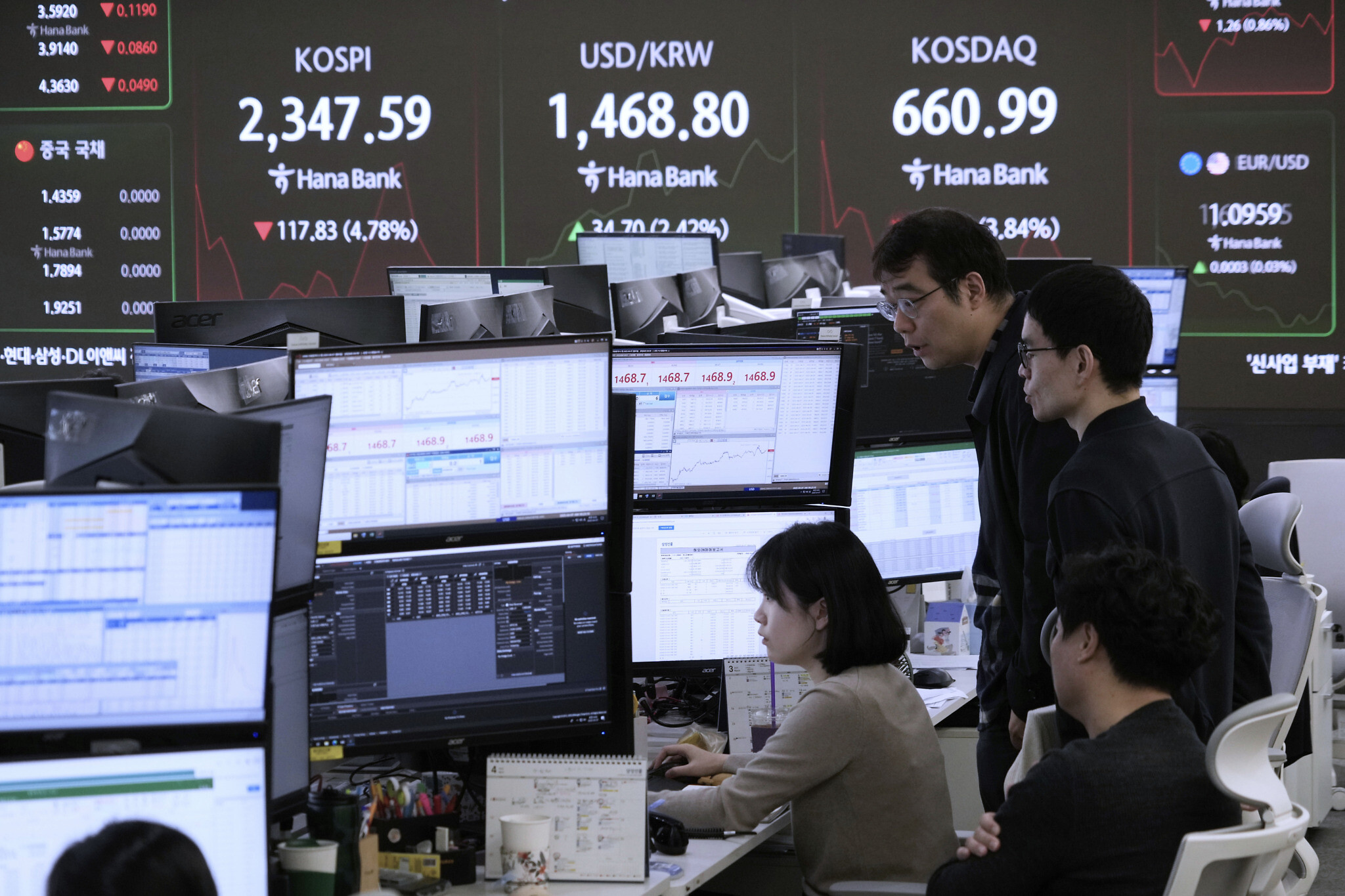Markets plummet as Trump says governments will have to pay ‘a lot of money’ to lift tariffs