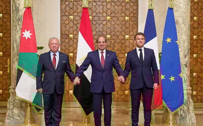Egyptian President Abdel-Fattah el-Sissi, center, his French counterpart Emmanuel Macron, right, and King Abdullah II of Jordan pose after their meeting at the Presidential Palace in Cairo, Monday, April 7, 2025. (Egyptian Presidency Media Office via AP)