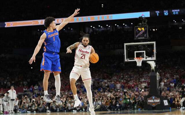 Florida's Walter Clayton Jr. (1) jumps to knock the ball from Houston's Emanuel Sharp (21) during the second half in the national championship at the Final Four of the NCAA college basketball tournament, Monday, April 7, 2025, in San Antonio. (AP/Eric Gay)