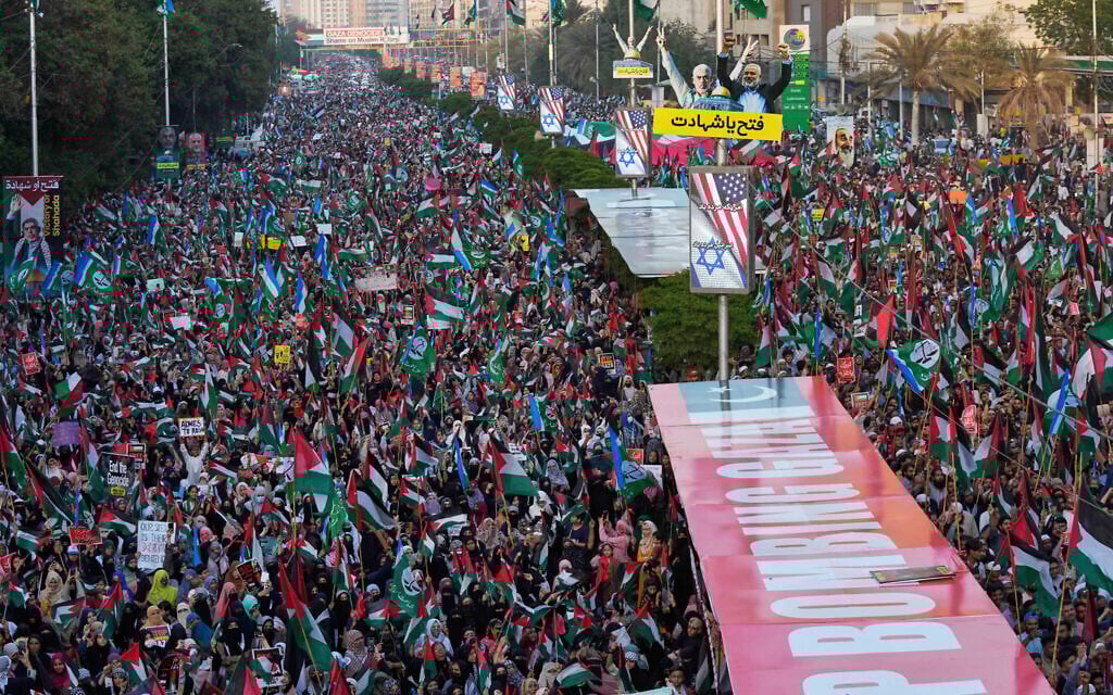 Supporters of the Pakistani religious group "Jamaat-e-Islami" take part in a rally to show solidarity with Palestinian people living in Gaza, in Karachi, Pakistan,  Sunday, April 13, 2025. (AP Photo/Fareed Khan)