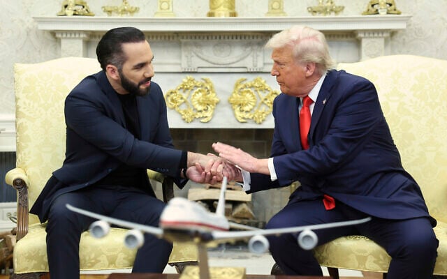 US President Donald Trump, right, shakes the hand of El Salvador's President Nayib Bukele during a meeting in the Oval Office of the White House in Washington, April 14, 2025. (Pool via AP)