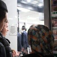 Crowds pressed against the window of Essen New York Deli in an attempt to catch a glimpse of Israeli National Security Minister Itamar Ben-Gvir, April 24, 2025. (Jackie Hajdenberg/ JTA)