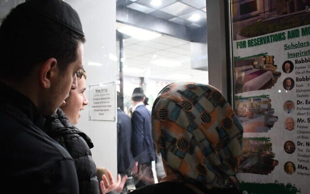 Crowds pressed against the window of Essen New York Deli in an attempt to catch a glimpse of Israeli National Security Minister Itamar Ben-Gvir, April 24, 2025. (Jackie Hajdenberg/ JTA)