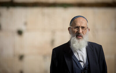 Rabbi Shlomo Aviner teaches at the Western Wall in the Old City of Jerusalem, on January 3, 2018. (Yonatan Sindel/Flash90)