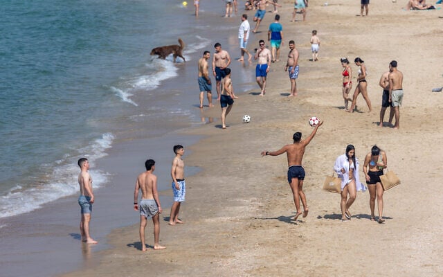Israelis on Palmachim beach on March 15, 2025. (Yossi Aloni/Flash90)