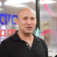 Former prime minister Naftali Bennett donates blood in memory of Sgt. First Class Yona Brief, March 27, 2025. (Avshalom Sassoni/ FLASH90)