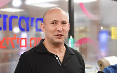 Former Israeli PM Naftali Bennett donates blood in memory of Sgt. First Class Yona Brief, March 27, 2025 (Avshalom Sassoni/FLASH90(