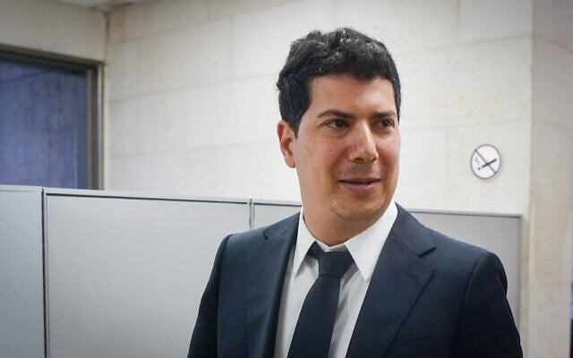 Attorney Amit Hadad arrives for a court hearing of his client Jonatan Urich, who along with Eli Feldstein was arrested in the Qatargate investigation, at the Magistrate's Court in Rishon Lezion, April 1, 2025. (Avshalom Sassoni/Flash90)