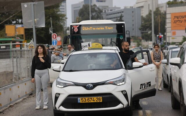 People stand still in Tel Aviv as a two-minute siren is sounded across Israel to mark Holocaust Remembrance Day on April 24, 2025. (Miriam Alster/Flash90)
