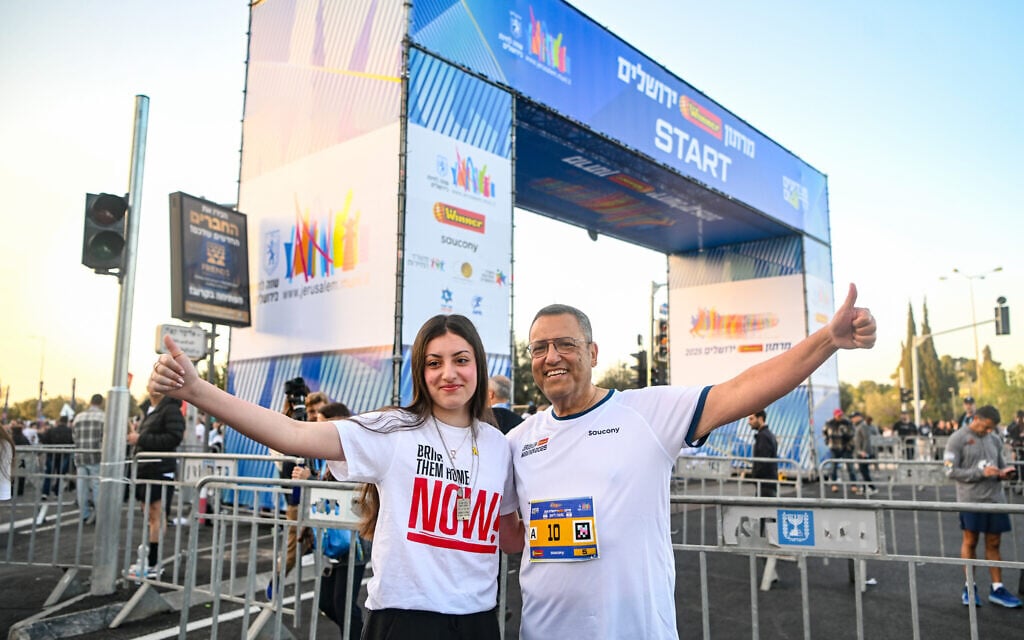 Jerusalem Mayor Moshe Leon with former hostage Karina Ariev during the annual Jerusalem Marathon, April 4, 2025. (Arie Leib Abrams/Flash90)