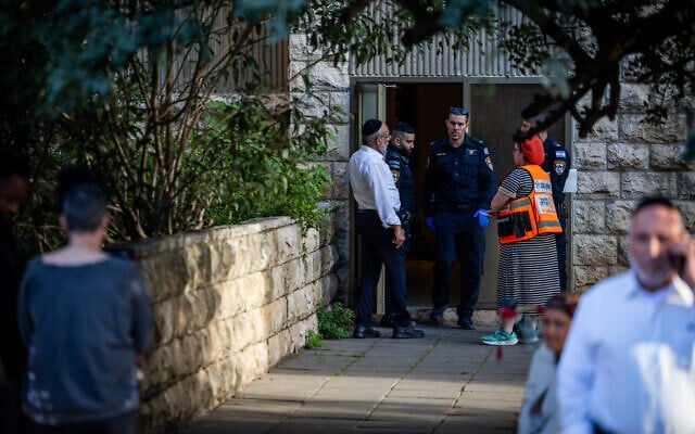 Police at the scene where a man allegedly murdered his wife and then killed himself in Jerusalem, April 4, 2025. (Oren Ben Hakoon/Flash90) Police at the scene where a man allegedly murdered his wife and then killed himself in Jerusalem, April 4, 2025. (Oren Ben Hakoon/Flash90)