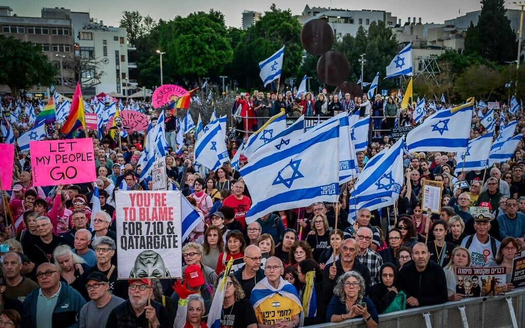 People take part in an anti-government rally against Prime Minister Benjamin Netanyahu at Habima Square in Tel Aviv, April 5, 2025. (Avshalom Sassoni/Flash90)