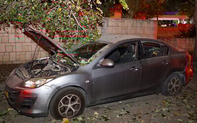 Israeli security and rescue forces at the scene where a rocket fired from the Gaza Strip landed in Ashkelon, April 6, 2025. (Edi Israel/ Flash90)