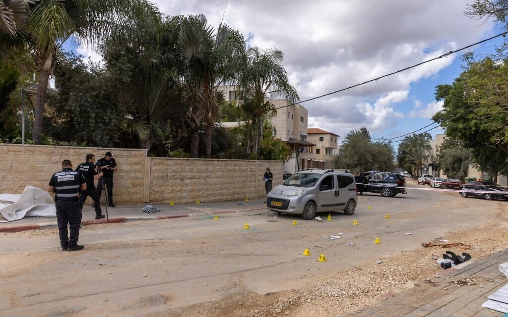 Police at the scene where two brothers were murdered in Ramle, April 10, 2025. (Yossi Aloni/Flash90)