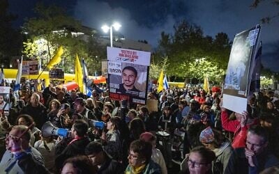 Hostage families and their supporters protest for the release of captives held in Gaza, outside the home of Strategic Affairs Minister Ron Dermer, in Jerusalem, on April 13, 2025. (Chaim Goldberg/Flash90)