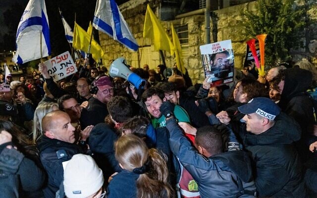 Demonstrators calling for a hostage deal clash with police during a protest outside the home of Strategic Affairs Minister Ron Dermer in Jerusalem on April 13, 2025. (Chaim Goldberg/Flash90)