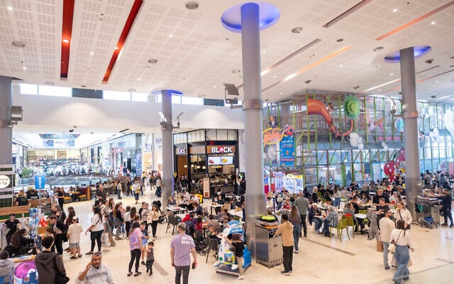 The Ayalon Mall in Ramat Gan during the Passover holiday, April 14, 2025 (Miriam Alster/Flash90)