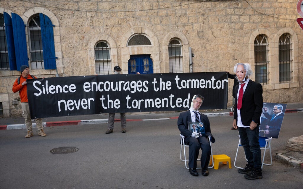 Demonstrators rally outside the home of Ron Dermer, on his birthday, in Jerusalem, calling for the release of hostages held in Gaza, on April 16, 2025. (Chaim Goldberg/Flash90)