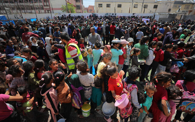 Charitable organizations distribute hot meals to Palestinians in Nuseirat refugee camp in Deir al-Balah, Gaza on April 18, 2025 (Ali Hassan/Flash90)