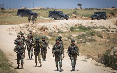Security forces south of Hebron in the West Bank, on April 18, 2025. (Wisam Hashlamoun/ FLASH90)