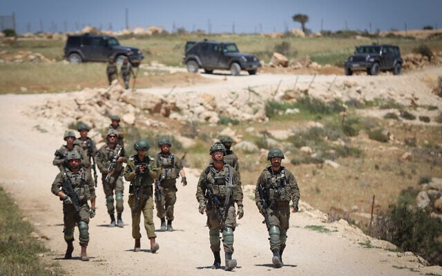 Security forces south of Hebron in the West Bank, on April 18, 2025. (Wisam Hashlamoun/ FLASH90)