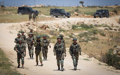 Illustrative: Israeli troops are seen south of Hebron in the West Bank, on April 18, 2025. (Wisam Hashlamoun/ FLASH90)